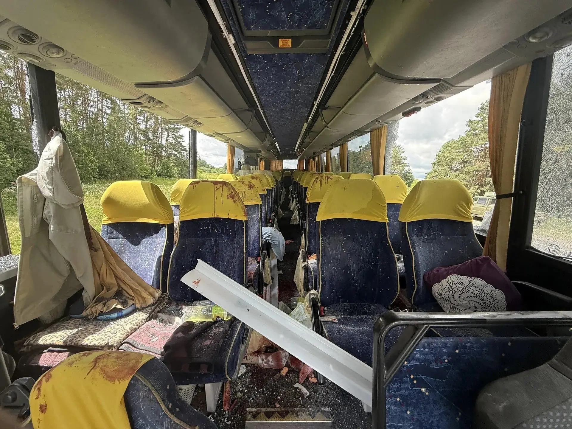 В салоне автобуса видна кровь и выбитые стекла. По факту удара дрона по автобусу с юными футболистами возбуждено уголовное дело о теракте.