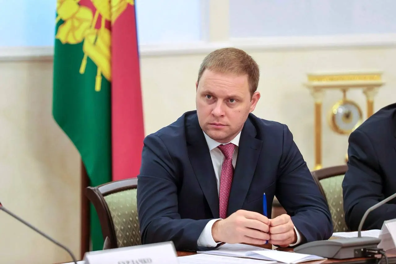 Швец с более чем десятилетним опытом работы в органах власти стал руководителем госкорпорации «Туризм РФ». Ранее он курировал инвестиции, развитие МСП, цифровизацию и туризм и пять лет возглавлял Анапу.