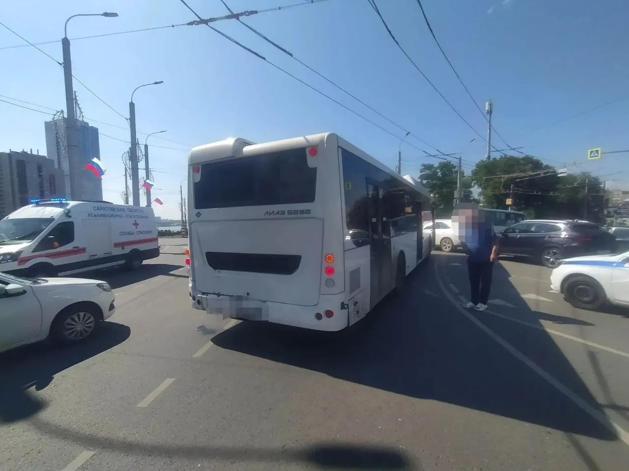 13 июня на пересечении улиц Чернышевского и Большой Горной в Саратове столкнулись пассажирский автобус и грузовая «ГАЗель». Несколько человек госпитализированы, по факту ДТП проводится проверка прокуратуры.