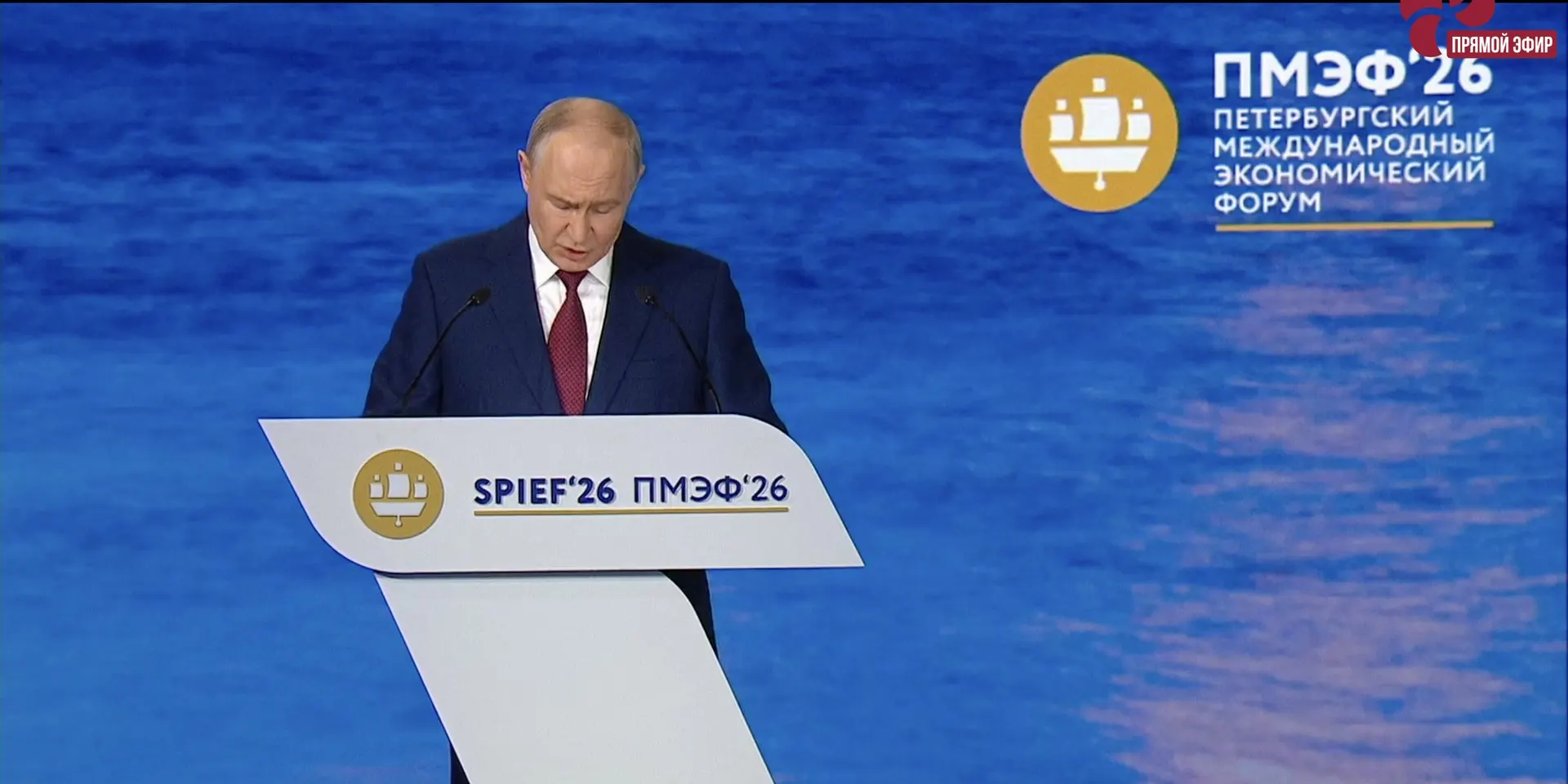 На ПМЭФ президент призвал Госдуму как можно скорее закрепить в Трудовом кодексе институт стажировок для выпускников колледжей и вузов: стажировки до шести месяцев с наставниками должны помочь молодёжи переехать и работать в регионах с дефицитом кадров. Вопрос об обязательности остаётся открытым.