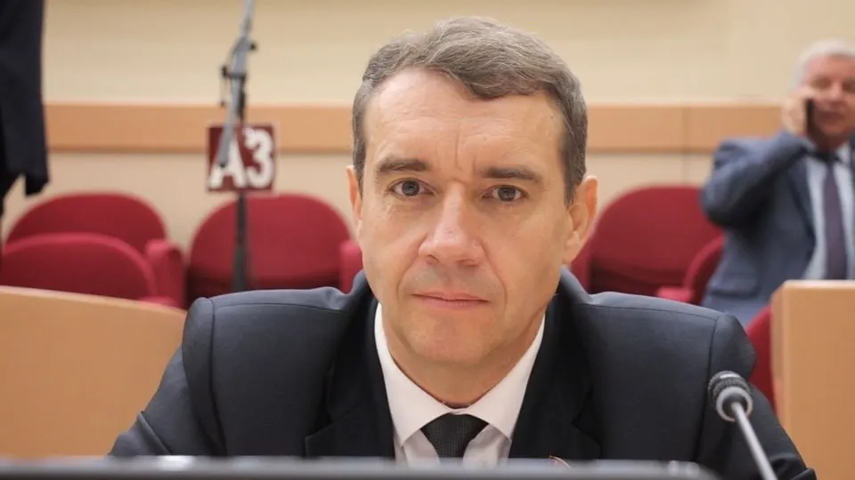 Депутаты Саратовской областной думы отказались выносить на отдельное обсуждение проблему с бензином. Часть коллег связала обсуждение с информационными угрозами и высказалась в поддержку ограничений в интернете.