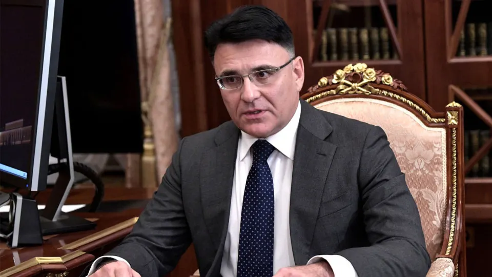 Руководство медиахолдинга предлагает отбирать для проката только лучшие иностранные фильмы через систему квот и «входные взносы», чтобы освободить экранное время для отечественного кинопроизводства; власти поручили Минкультуры ускорить решение.