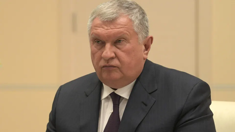 В письме руководитель нефтекомпании описал масштабные повреждения НПЗ после ударов и предложил временно изменить правила биржевых продаж и направление сырья, чтобы снизить риск топливного дефицита внутри страны.
