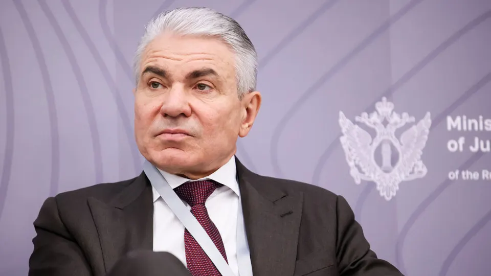 Замминистра юстиции предложил обязать разработчиков внедрять защитные фильтры в нейросети, назначить ответственных и ввести ответственность за нарушения. Идею поддержки «суверенных» моделей поддержали на уровне власти, но крупный бизнес подверг инициативу критике.
