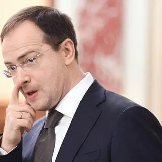Помощник президента Владимир Мединский предложил ввести трудовое распределение и заключение контрактов для выпускников вузов: если образование оплачивает государство — обязательная отработка, если предприятие — оно становится работодателем и влияет на программу обучения.