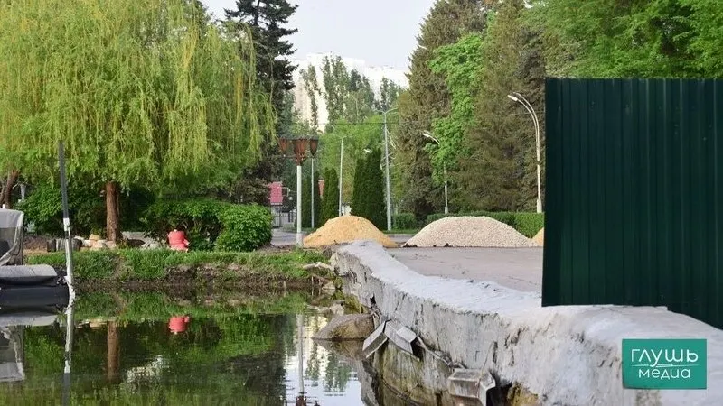 В парке установлено 104 опоры освещения, начнётся замена дорожек; из пруда откачали около 1,5 тыс. м³ донных отложений, воду после фильтрации вернут. Монтаж автополива и другие работы должны завершиться до конца месяца.