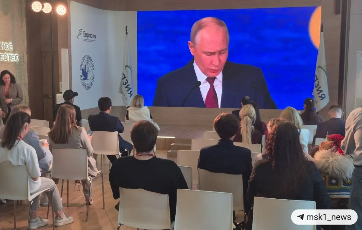 Президент обозначил причины текущей экономической турбулентности, отметил рост роли БРИКС и снижение вклада G7, а также подчеркнул влияние блокировки международных резервов на доллар и евро.