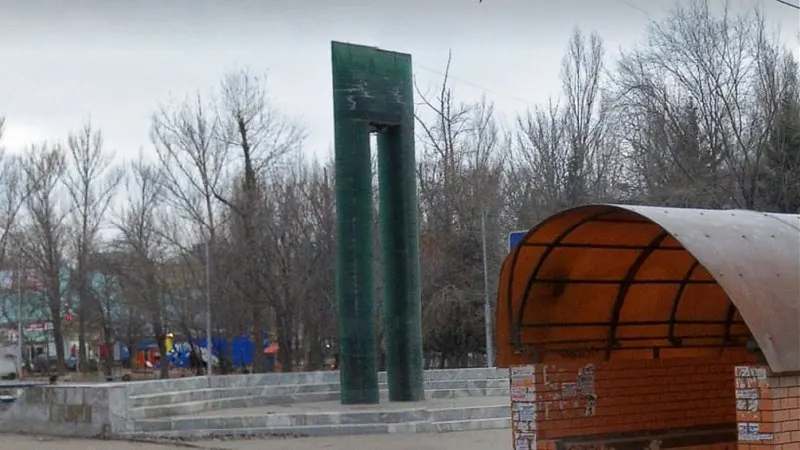 Стелу в честь 40‑летия завода «Техстекло» убрали из‑за повреждений стеклянной отделки; на её месте организуют цветник.