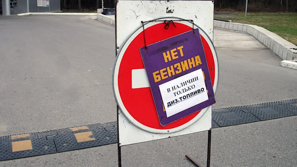 В Севастополе до первой половины дня 3 июня топливо отпускали только экстренным службам — продажи ожидается возобновить около 14:00. Ограничения связаны с повреждениями НПЗ и логистики: проблемы с поставками наблюдаются и в других регионах, что привело к сокращению переработки и росту цен.