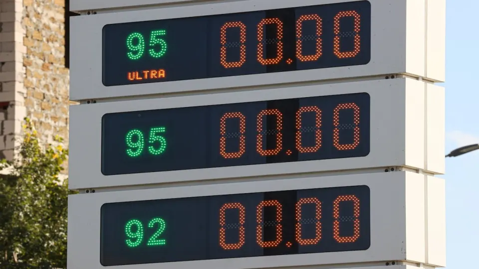 За неделю с 16 по 22 июня автобензин в среднем подорожал на 3% — крупнейший недельный скачок за 20 лет. Производство топлива сократилось примерно на четверть после ударов по НПЗ; власти ищут варианты импорта и ослабления дефицита.