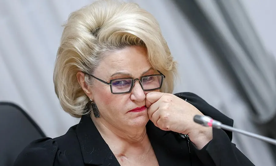 Председатель комитета Госдумы по защите семьи Нина Останина призвала Роскомнадзор и Минцифры использовать опыт регулирования мессенджеров для контроля за временем, которое дети проводят в онлайн‑играх и социальных сетях.