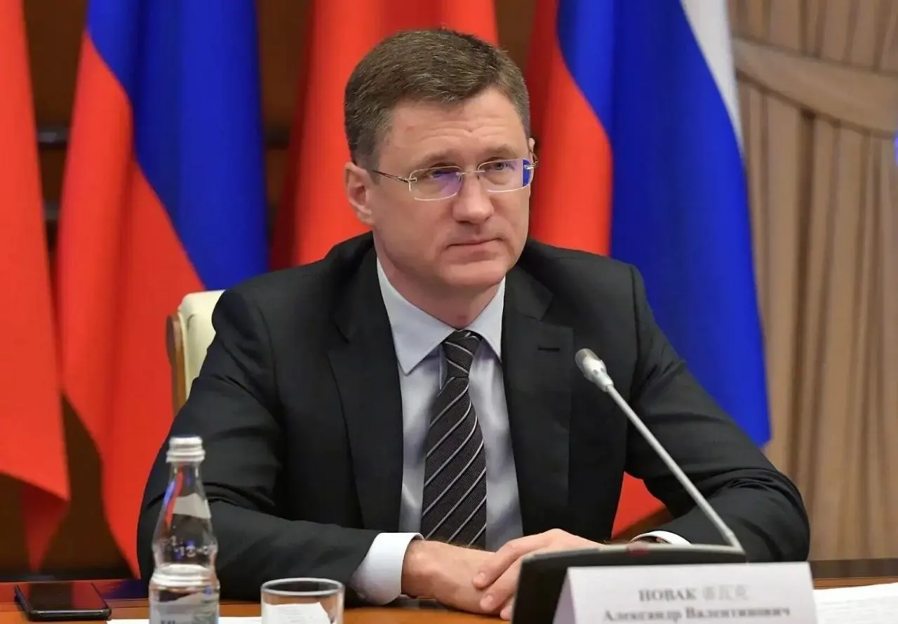 Вице‑премьер Александр Новак заявил, что в стране хватает топлива, ажиотаж искусственно поднял спрос на 20–30%, власти меняют логистику с учётом потребностей регионов.