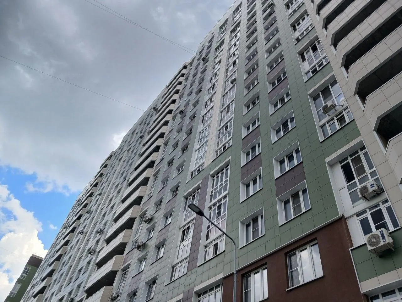 Третий год семейное дело рассматривают в судах: жильё хотят отобрать из‑за долга другого человека в 20 тысяч рублей. О том, что они лишились права на квартиру, родственники узнали случайно.
