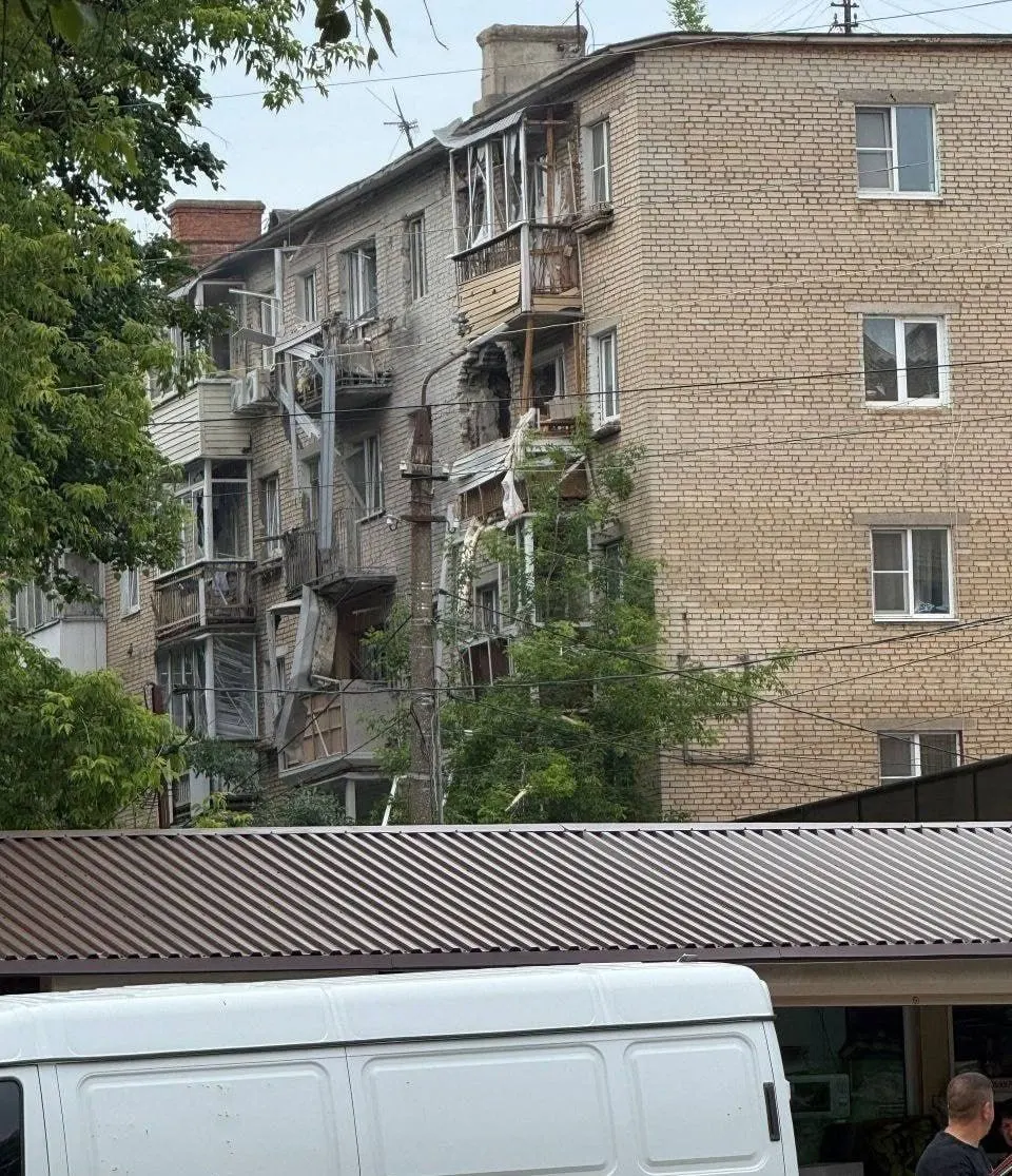 В Тульской области БПЛА врезался в жилой дом, пострадавших нет, жильцы эвакуированы. По стране ПВО заявляют о сотнях перехваченных дронов, в Москве и аэропортах введены ограничения.