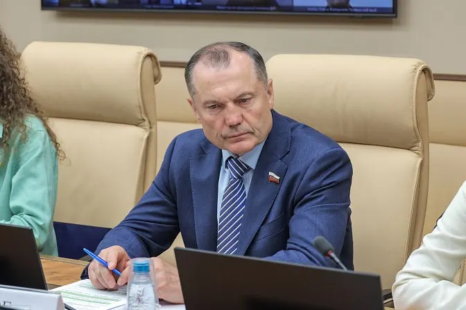 Сенатор предложил законодательно закрепить формат, при котором учащиеся вузов и колледжей будут обязаны проводить на базовых предприятиях до половины учебного времени. В инициативе не прописаны вопросы оплаты и защиты прав студентов.