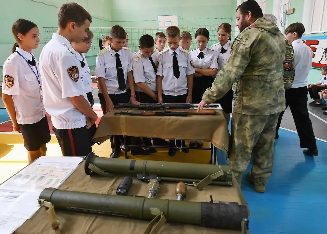 Инициатива военно-исторического общества предлагает включить сбор интервью с участниками СВО в программу патриотического воспитания: материалы планируют использовать в школьных музеях и оцифровать для общего архива.