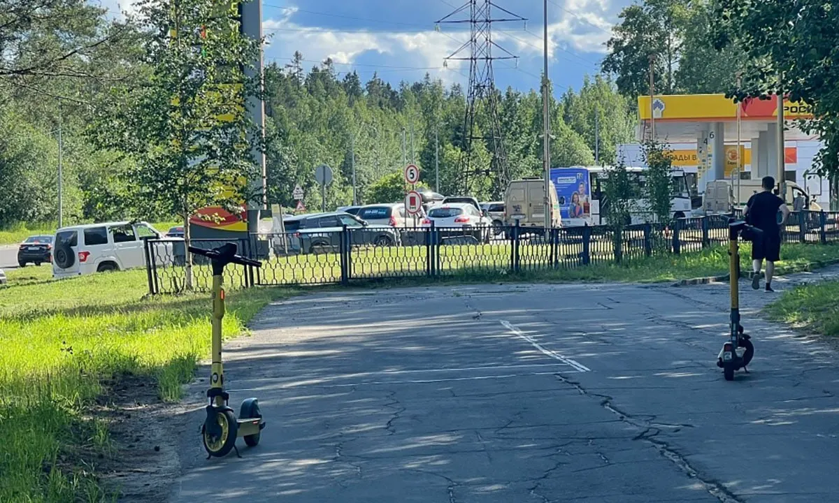 В нескольких регионах страны сохраняются дефицит топлива, лимиты на продажу и многочасовые очереди на АЗС; в некоторых местах появились случаи воровства бензина.