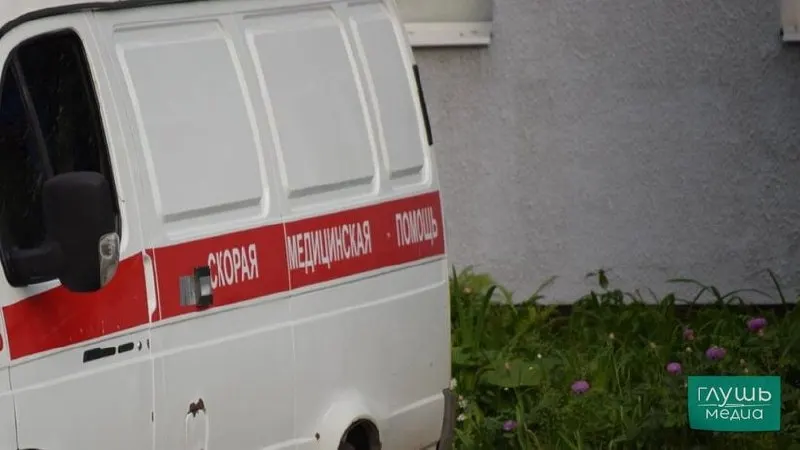 В Ленинском районе Саратова двое мужчин избили сотрудника скорой помощи. Полиция задержала подозреваемых, пострадавшего госпитализировали; проводится проверка.