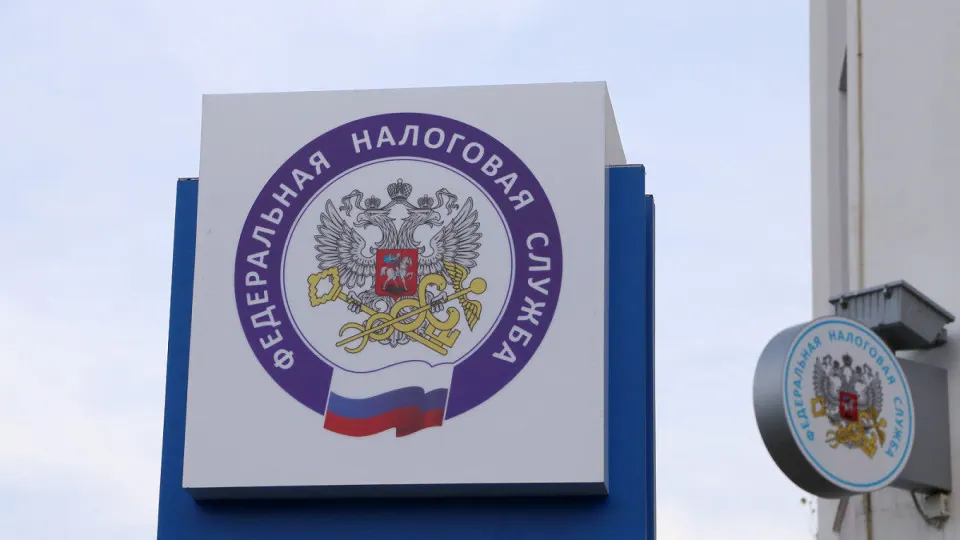 Федеральная налоговая служба рекомендовала регионам рассмотреть повышение ряда налогов и пересмотр льгот после исторического дефицита местных бюджетов в 1,538 трлн рублей. Эксперты прогнозируют дальнейшее ухудшение финансовой динамики и рост долговой нагрузки.