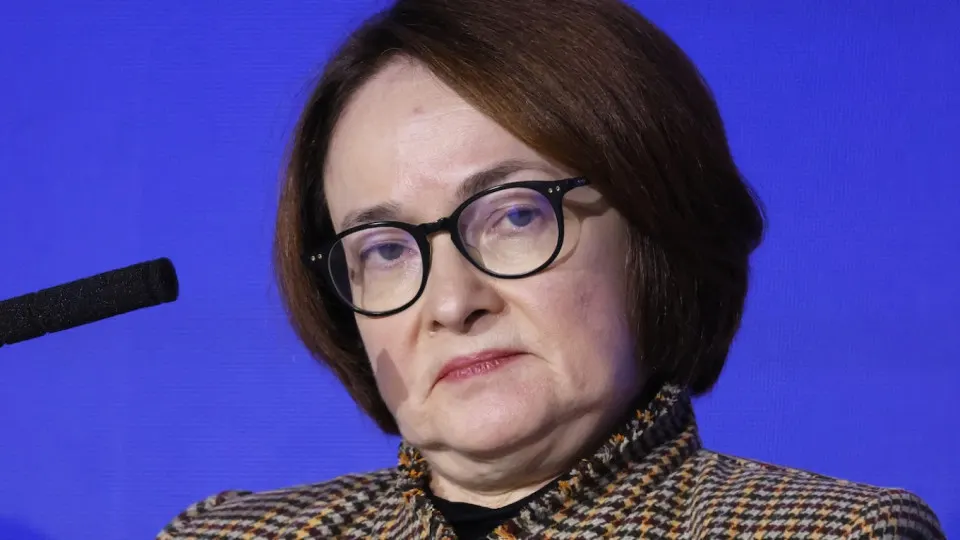 Резкий рост цен на бензин и сокращение выпуска нефтепродуктов увеличивают инфляционное давление, из‑за чего Центробанк может отложить дальнейшее смягчение монетарной политики.