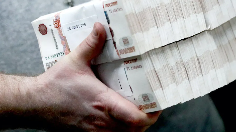 Банк отмечает повышенный отток средств в кэш: в апреле из банков было изъято рекордные 600 млрд рублей, с мая 2025 года общий отток составил около 2,5 трлн. Центробанк усилил контроль за операциями с наличными.