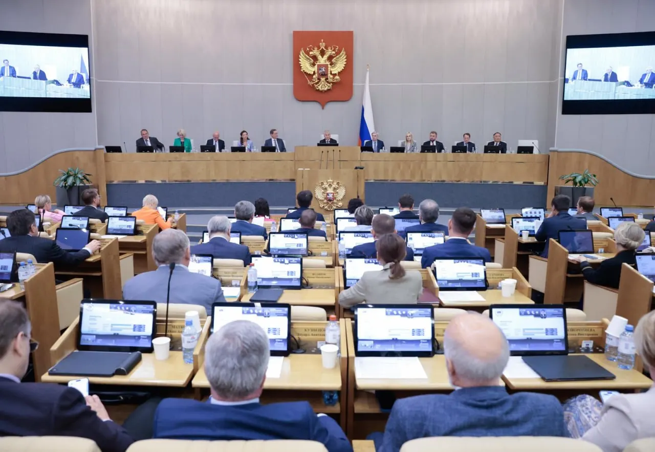 Анализ законодательной активности показывает: Госдума одобряет большинство правительственных и президентских инициатив, тогда как депутатские проекты проходят заметно реже.