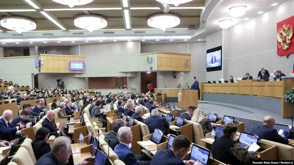 Во втором чтении планируется принять поправки, которые вводят запреты на консульские услуги, распоряжение имуществом и использование банковских переводов для граждан, уехавших из страны и привлекаемых по ряду уголовных и административных статей.