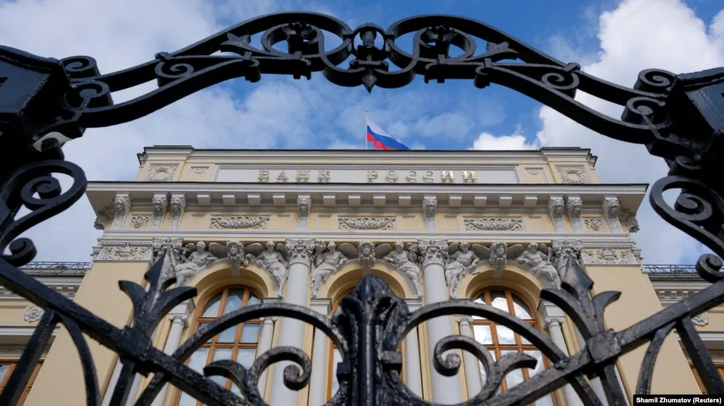 Центробанк снизил прогноз роста экономики на 2026 год до 0–1% и повысил прогноз инфляции до 6–7%. Пересмотр объясняют ухудшением оценки предложения, внешними факторами и рисками для цен; также обновлены прогнозы по бюджету и нефтяным ценам.