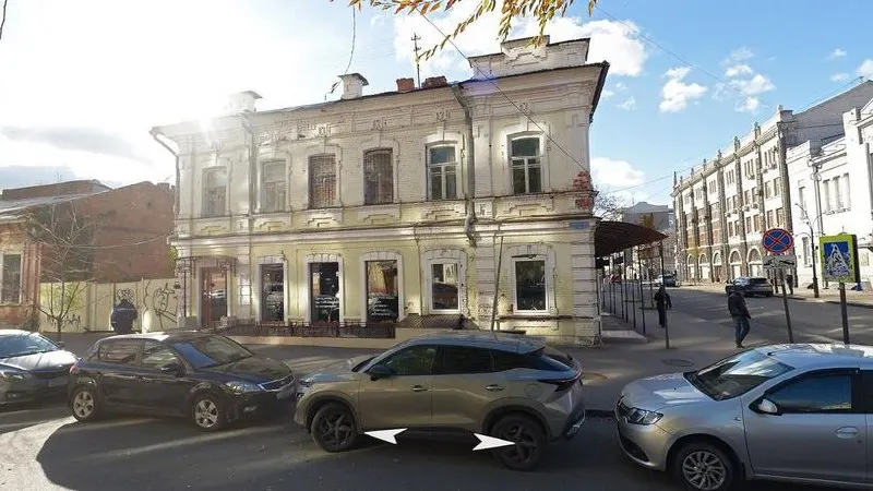 Дом №27 на улице Яблочкова в Саратове признан аварийным. Жильцам предписано отселиться, собственникам — провести реконструкцию до 31 июля 2029 года.