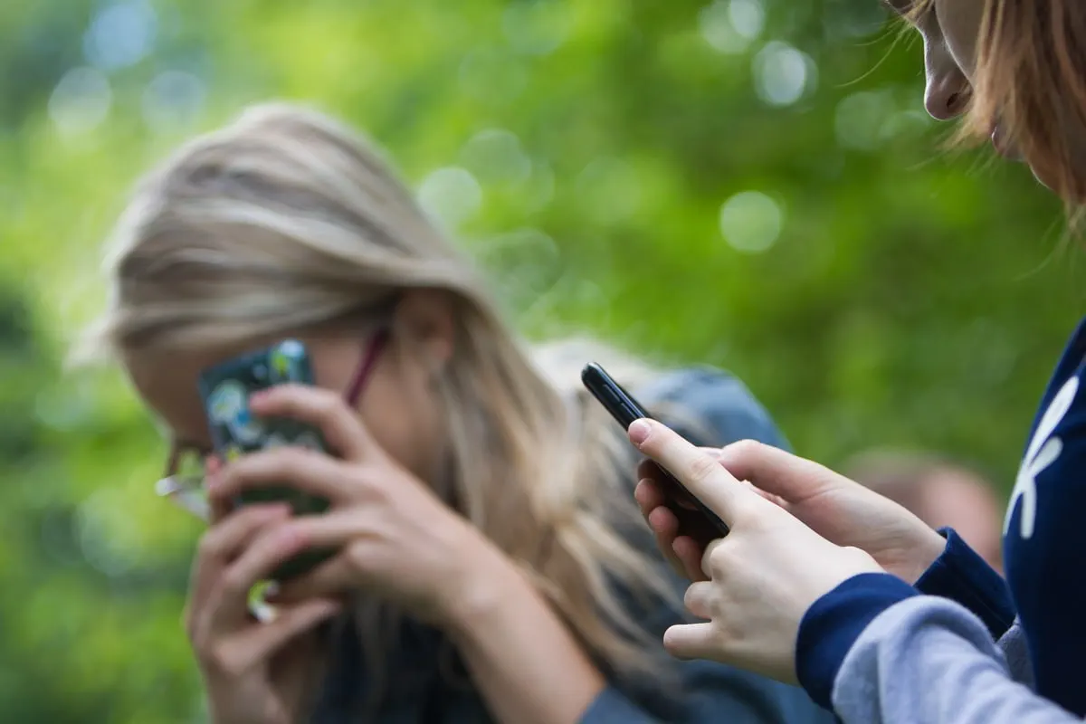 Вводится механизм, позволяющий помечать SIM‑карты детей: это ограничит рассылки с контентом 18+, международные звонки и позволит бесплатно подключать родительский контроль.