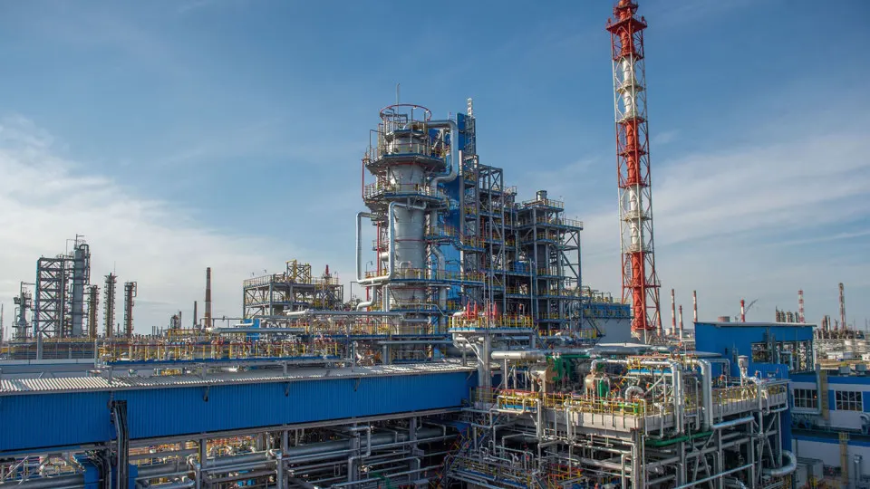Крупный нефтехимический завод в Салавате прекратил переработку сырья с 14 июля из‑за повреждений, вызванных нападением беспилотников. Восстановление может занять от нескольких недель до месяцев; это усиливает дефицит нефтепродуктов в стране.