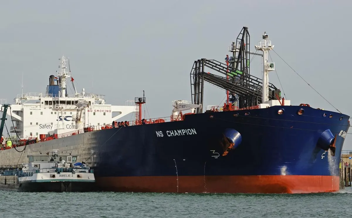 Евросоюз позволил странам-членам реализовывать нефть и другие товары, изъятые с судов «теневого флота» РФ, чтобы уменьшить доходы от экспорта энергоносителей; Москва охарактеризовала такие захваты как «пиратство» и пригрозила ответом.