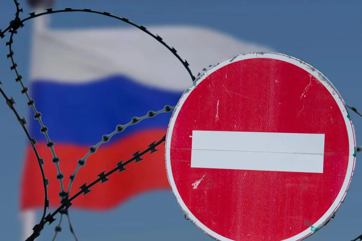 Послы ЕС перенесли обсуждение санкций до 22 июля: спор вызвали требования Австрии по компенсации Райффайзену и опасения Греции по ограничениям на торговлю СПГ.