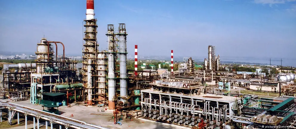 По сообщениям, ночью нанесены удары по нефтеперерабатывающему заводу в Самарской области и по судам в акватории Азовского моря; в Крыму зафиксированы массовые отключения электроэнергии. По данным Минобороны РФ, за ночь перехвачены около 349 беспилотников; есть погибшие и раненные.