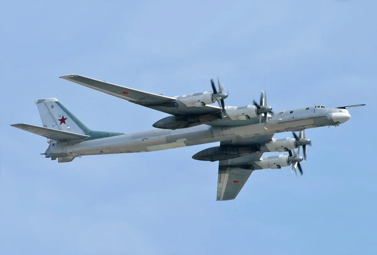 Украинские силы поразили стратегический бомбардировщик Ту-95 на авиабазе в Энгельсе — расстояние до государственной границы составляет около 800 км. СБУ сообщает о критических повреждениях самолёта.