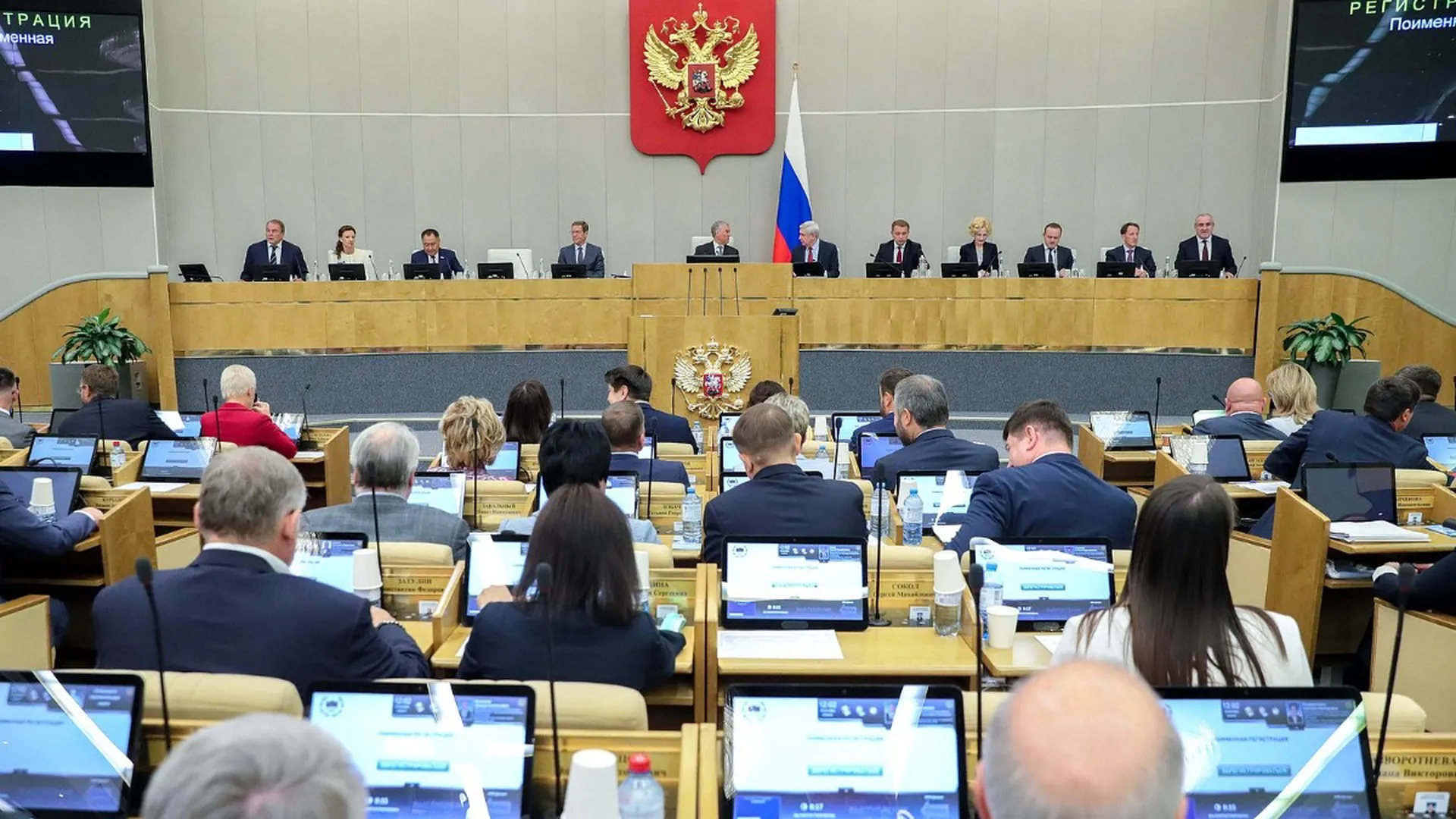Совет Госдумы рекомендовал включить в повестку заседания 22 июля два законопроекта, вводящие ряд запретов для лиц за границей с вступившими в силу приговорами или решениями по административным делам. Рассмотрение может пройти в ускоренном порядке.