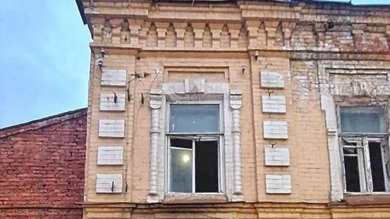 Здание конца XIX века с кирпичным декором внесли в реестр памятников местного значения; охрана распространяется на фасадный декор, аттики с круглыми слуховыми окнами и наличники.