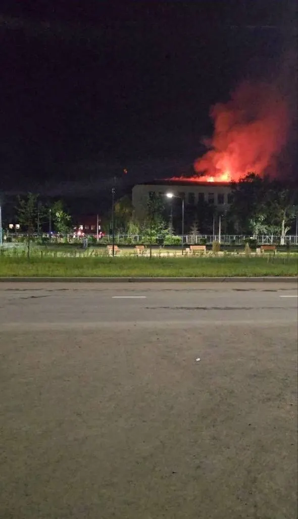 В Энгельсе на улице Энгельс‑1 загорелось здание казармы. Рядом расположен военный аэродром; ночью в регионе объявляли беспилотную и ракетную угрозы. Власти пока не комментируют.