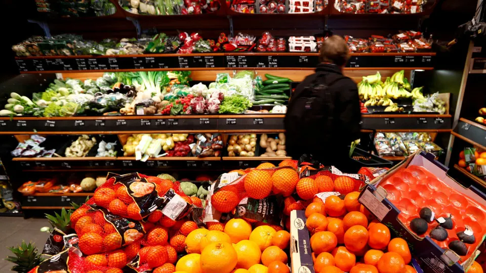 Дефицит и удорожание бензина и дизеля ускорили рост цен на продукты и услуги: за месяц особенно подорожали картофель и лук, бензин прибавил почти 9%, дизель — более 10%.