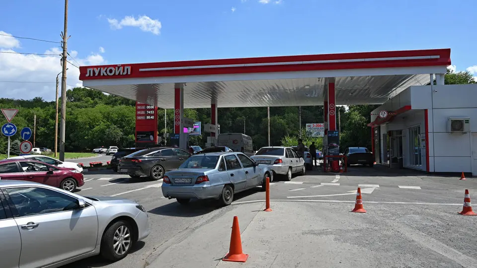 За неделю цена на белорусский АИ‑92 выросла на 6% — до 127 тыс. руб./т, а с начала мая увеличилась в 1,8 раза. На фоне падения производства в РФ власти наращивают импорт, но логистические и санкционные ограничения мешают быстрым поставкам.