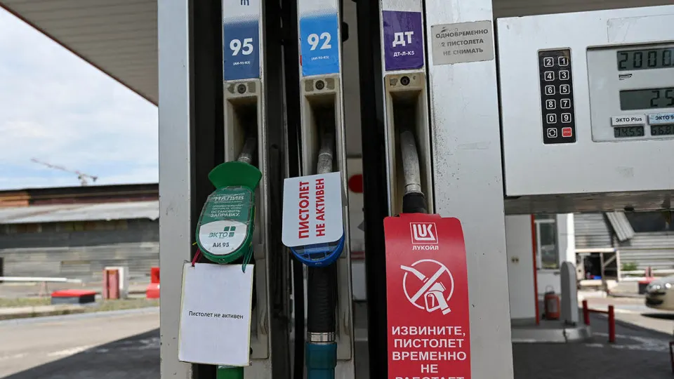 На маркетплейсах и корпоративных порталах появилось более сотни объявлений о продаже АЗС: частные сети и крупные компании выставляют станции из‑за дефицита топлива и падения рентабельности. Это усиливает очереди и перебои в поставках бензина по стране.