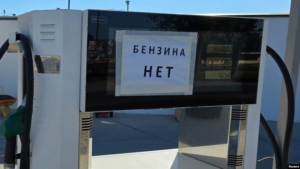 По официальным данным за 23–29 июня цены на бензин в Севастополе выросли на 30%. На фоне общероссийского дефицита и ограничений в ряде регионов растут и средние цены по стране; власти ввели режим ЧС на полуострове.