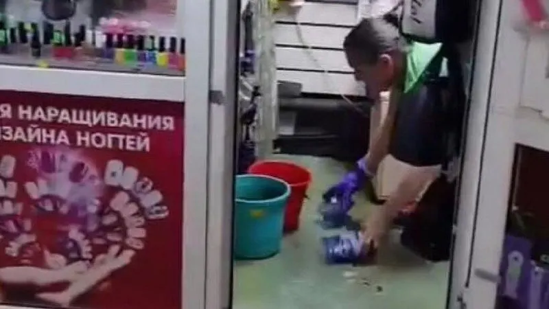 Вода попала в переход после того, как при ремонте сняли бордюры — продавцы вычерпывали воду ведрами, спасая товар.
