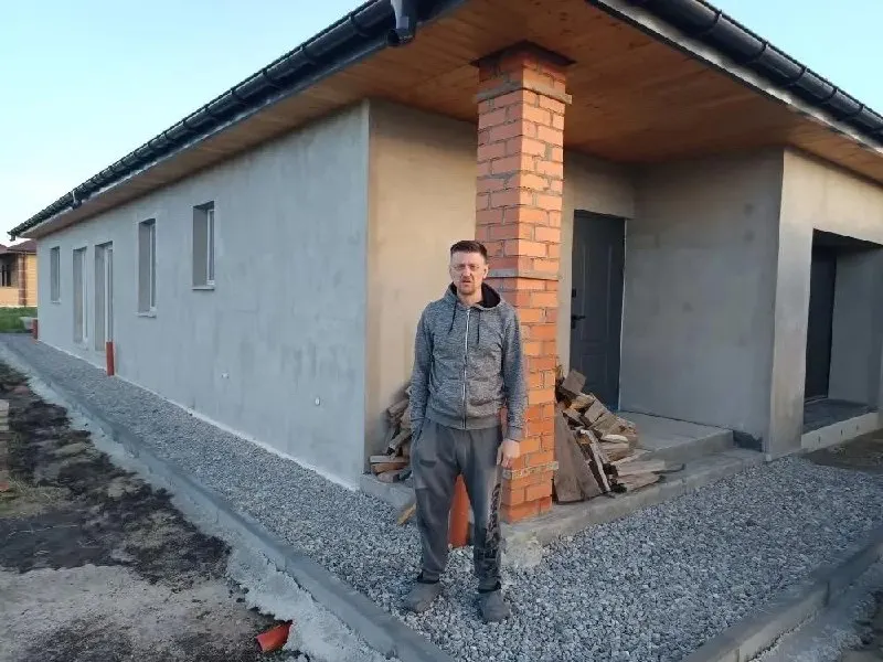 Семья выиграла суд о выплате почти 800 тысяч рублей, но подрядчик не исполняет решение — родственники жалуются, что он ведёт роскошный образ жизни и уклоняется от выплат.