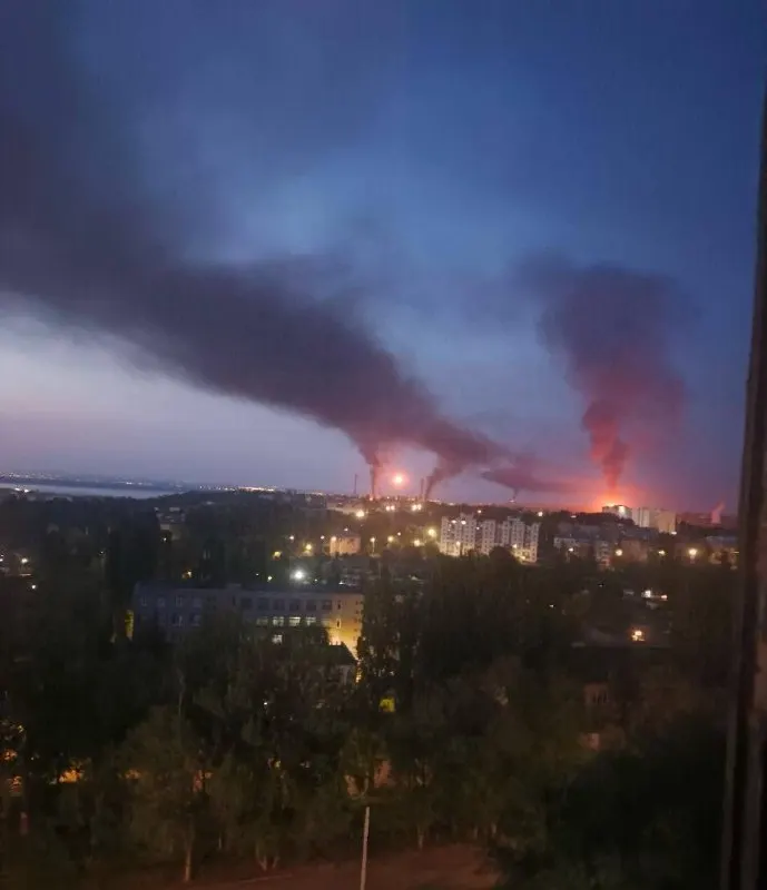 Очевидцы сняли взрывы и сильный пожар на территории Саратовского нефтеперерабатывающего завода. Власти сообщают об угрозе БПЛА и возможной работе систем оповещения.