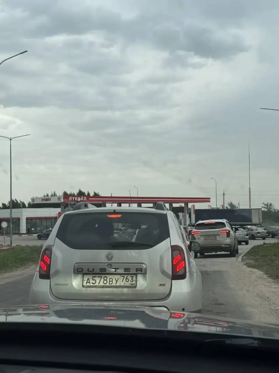 Путешественница рассказала о дефиците топлива на федеральных дорогах: очереди у крупных сетей, закрытые станции и более дорогой бензин на частных заправках.