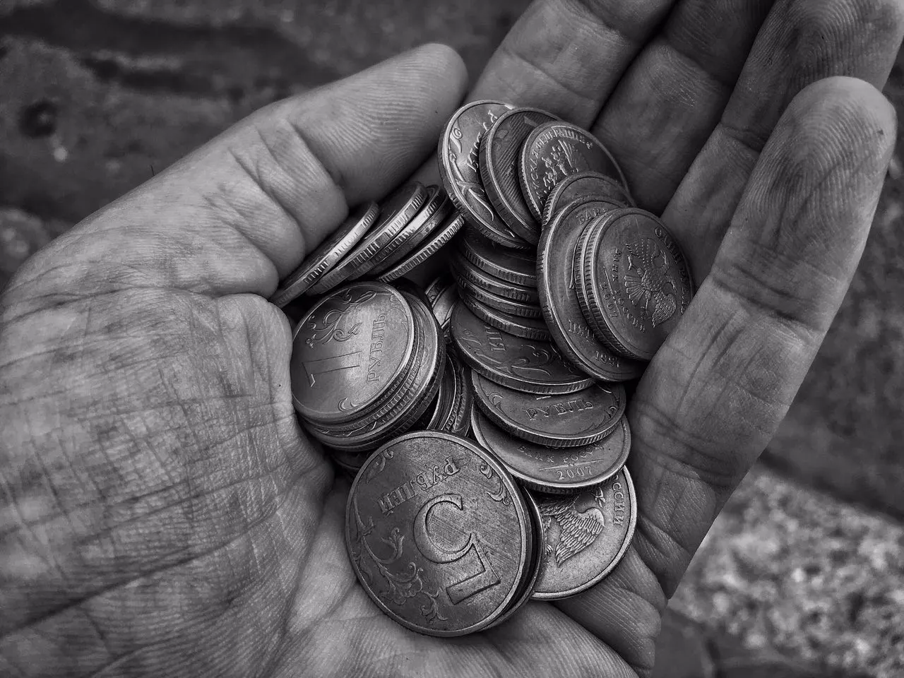 Минтруд сообщил о снижении уровня бедности до 6,7%, связывая улучшение с введением единого пособия и выделением дополнительных средств на его выплату.