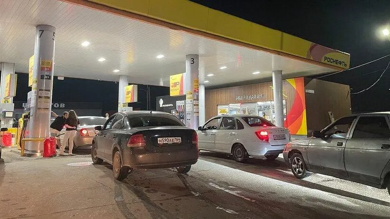 Прокуратура Саратовской области опротестовала штрафы, наложенные на водителей, стоявших в очередях на автозаправках из‑за дефицита топлива. Автоматическая фиксация не различала вынужденные остановки, после проверки алгоритмы камер скорректировали.