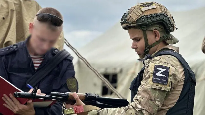 Трёхдневные сборы в рамках проекта «Поколение ZOV»: полоса препятствий, рукопашный бой, тактические задания и обучение обращению с оружием.
