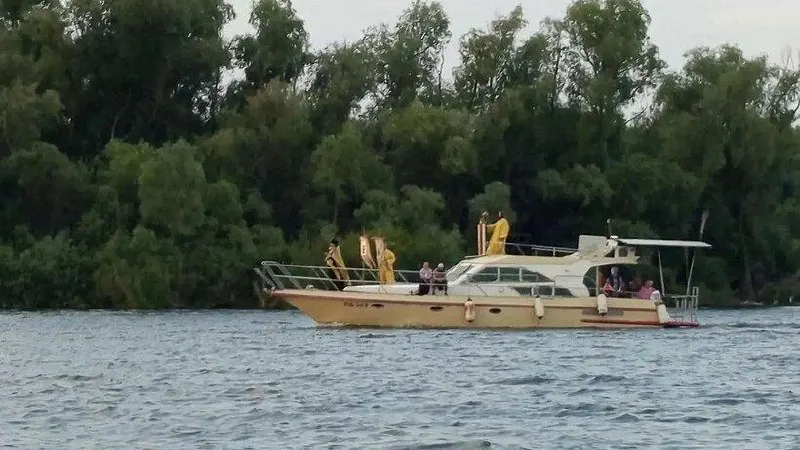 Паломники из Маркса и соседних населённых пунктов отплыли на десяти катерах до села Подлесное. В колонне было более 100 участников, затем они посетили храм Рождества Иоанна Предтечи, где прошла Божественная литургия.